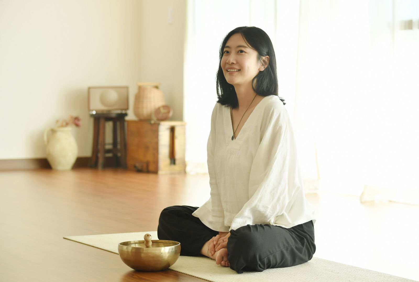 싱잉볼 앞에 앉아 있는 이나영 강사