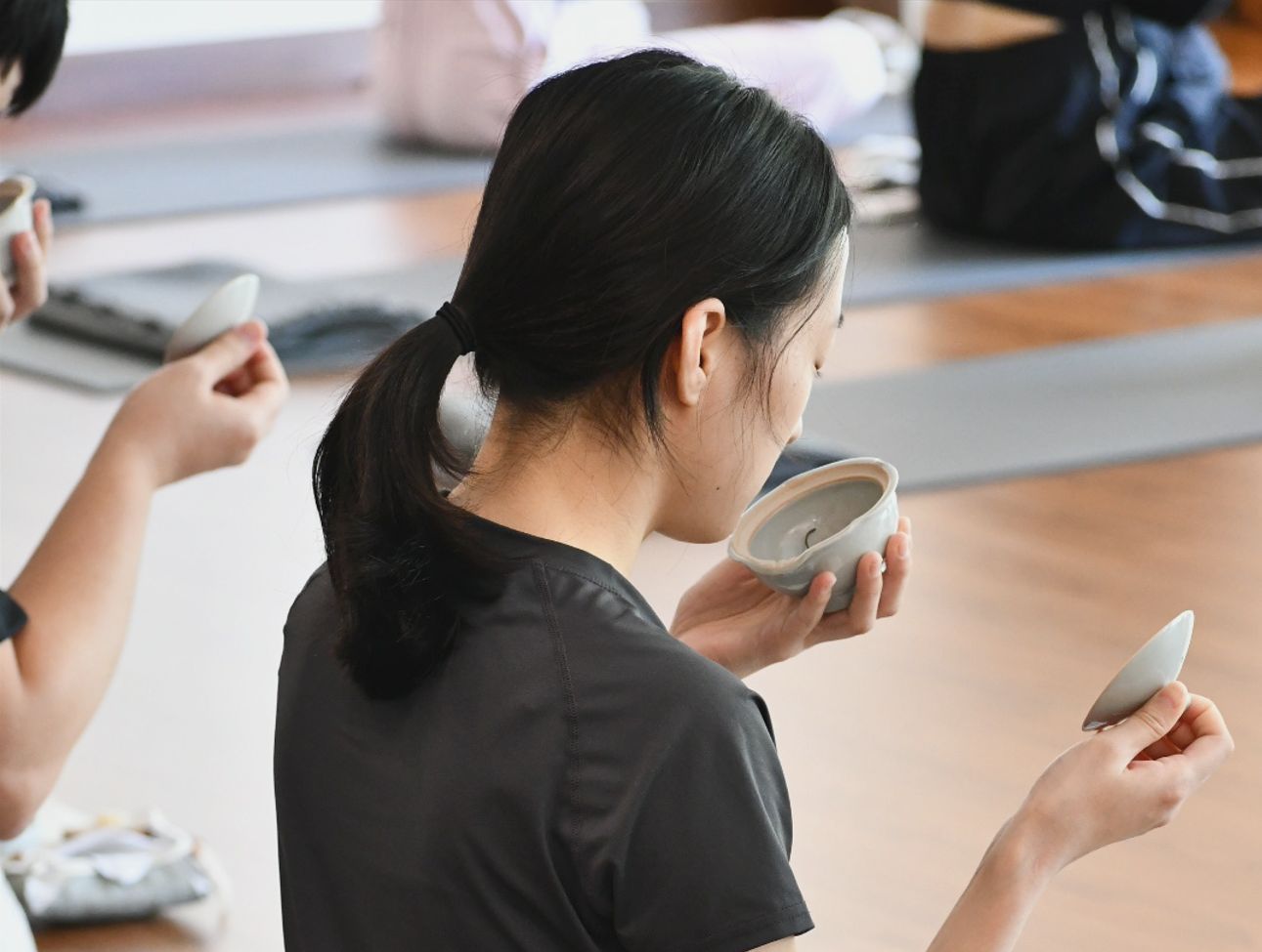 스페셜클래스 차명상 — 두 손으로 찻잔을 들고 차를 음미하는 참가자