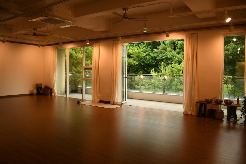 백운산의 울창한 숲과 연결된 스티라요가 스튜디오의 넓은 창과 수련 공간